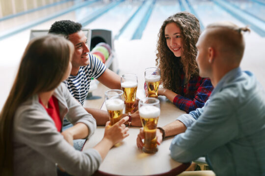 Grupo,De,Amigos,Bebiendo,Cerveza,En,Bolos,Club