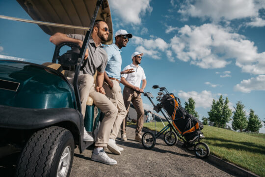 Grupo,De,Sonriendo,Amigos,De pie,Cerca,Golf,Carrito,Y,Mirando